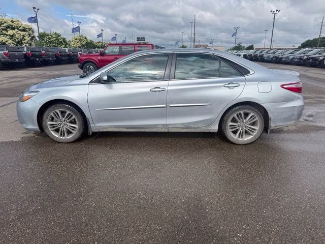 2017 Silver Toyota Camry SE FWD Sedan
