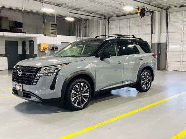 2026 Boulder Gray/Super Black Nissan Pathfinder Platinum FWD SUV