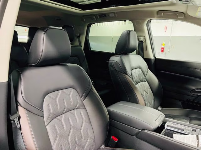 2026 Boulder Gray/Super Black Nissan Pathfinder Platinum FWD SUV