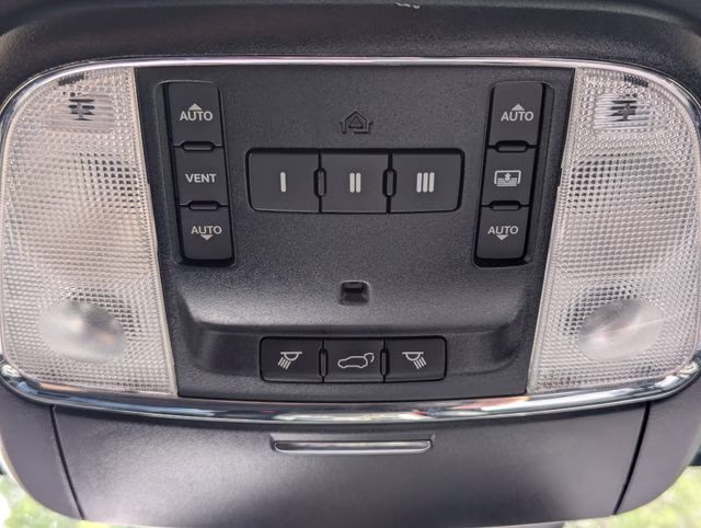 2019 Granite Crystal Metallic Clearcoat Jeep Grand Cherokee Limited 4X4 SUV