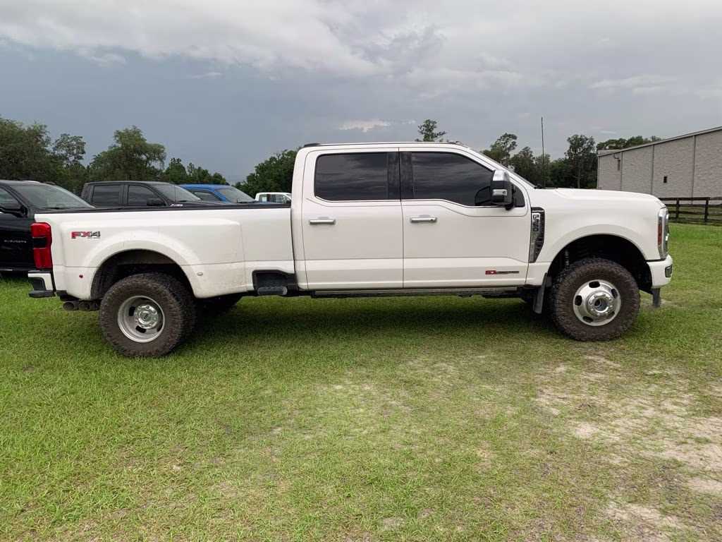 2025 White Metallic Ford Super Duty F-350 DRW Platinum DRW 4X4 Truck
