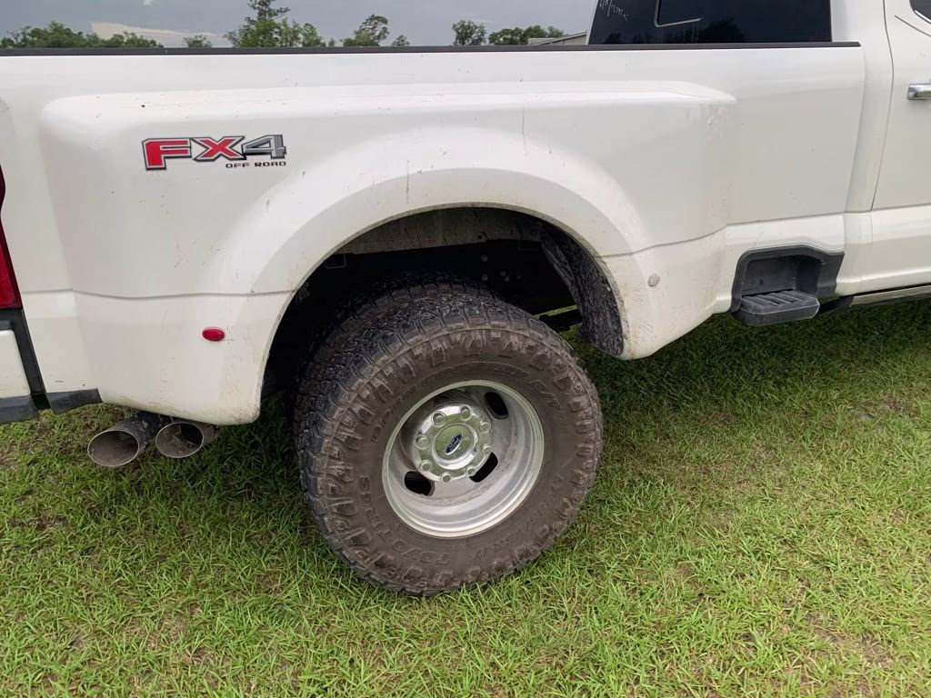 2025 White Metallic Ford Super Duty F-350 DRW Platinum 4X4 Truck