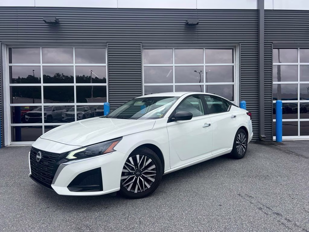 2025 Glacier White Nissan Altima 2.5 SV FWD Sedan