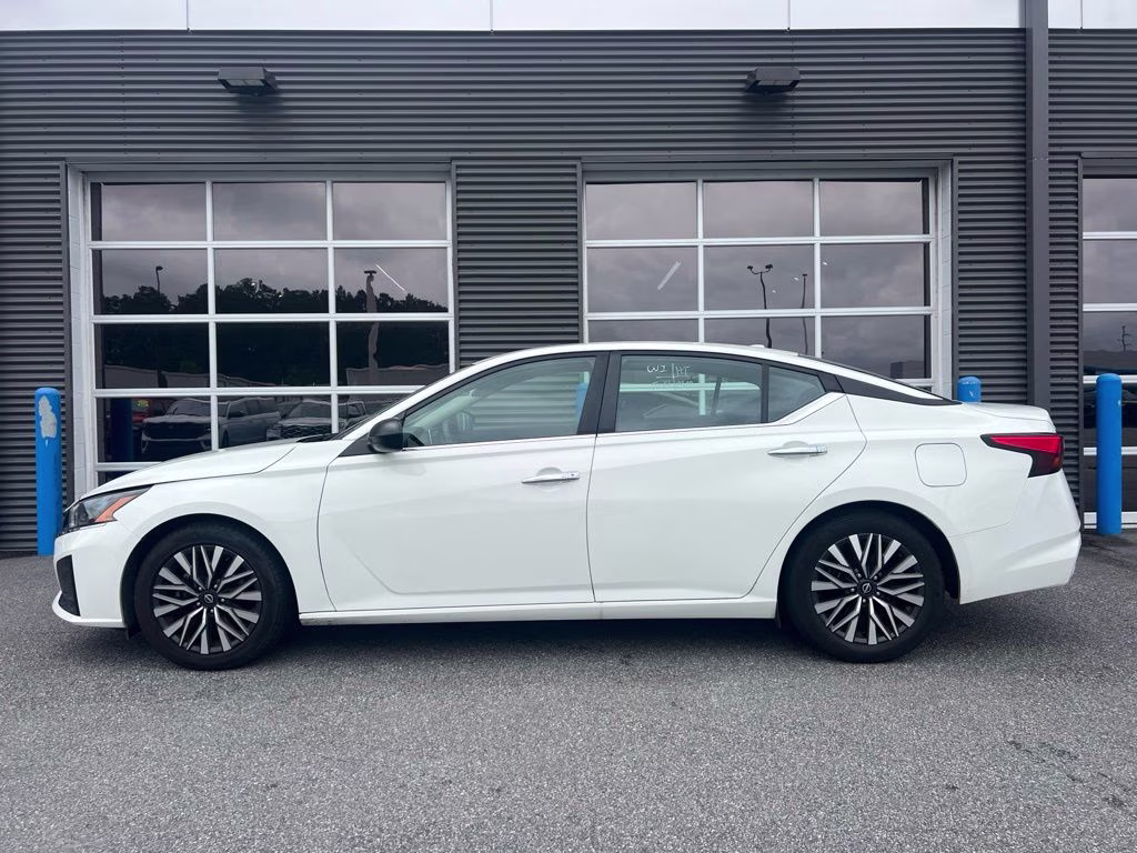 2025 Glacier White Nissan Altima 2.5 SV FWD Sedan