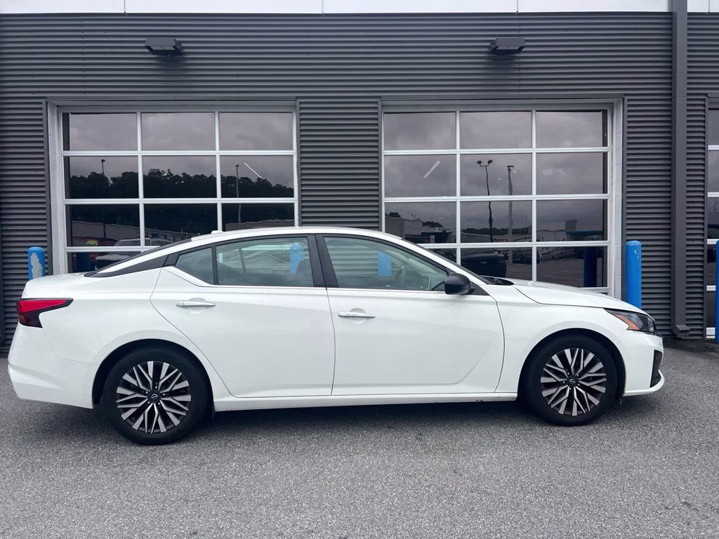 2025 Glacier White Nissan Altima 2.5 SV FWD Sedan