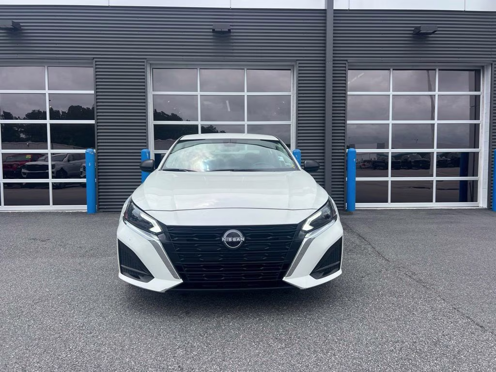 2025 Glacier White Nissan Altima 2.5 SV FWD Sedan