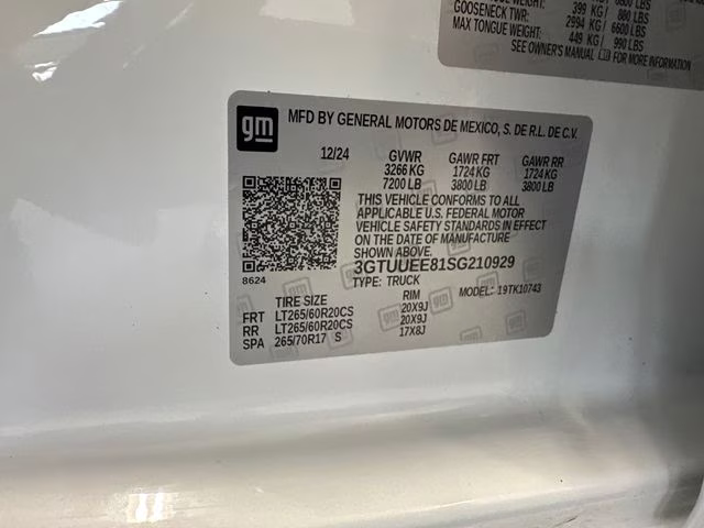 2025 Summit White GMC Sierra 1500 AT4 4X4 Truck
