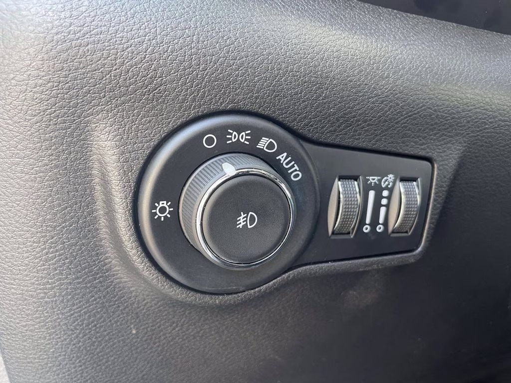 2025 Bright White Clearcoat Jeep Compass Limited 4X4 SUV
