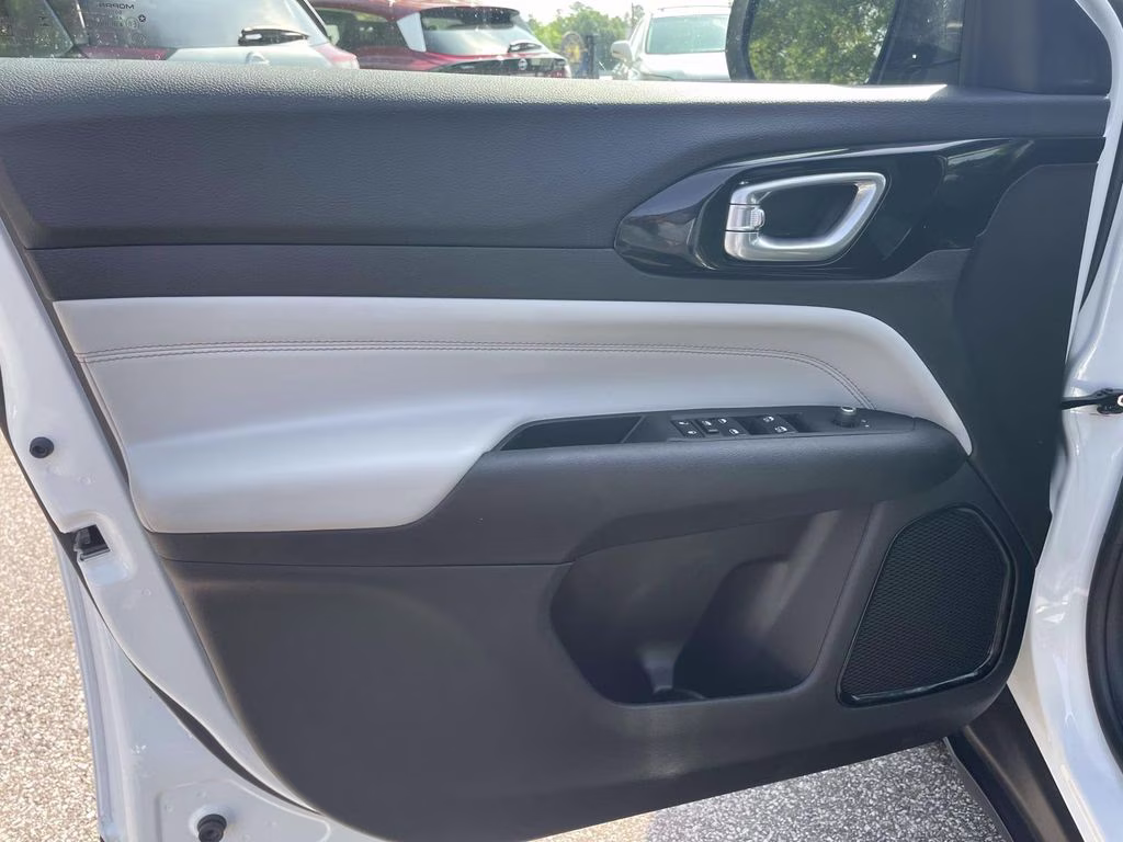 2025 Bright White Clearcoat Jeep Compass Limited 4X4 SUV