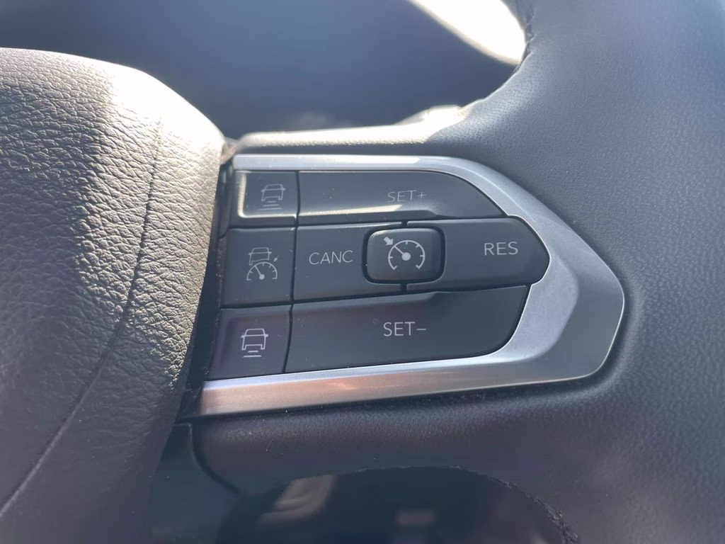 2025 Bright White Clearcoat Jeep Compass Limited 4X4 SUV
