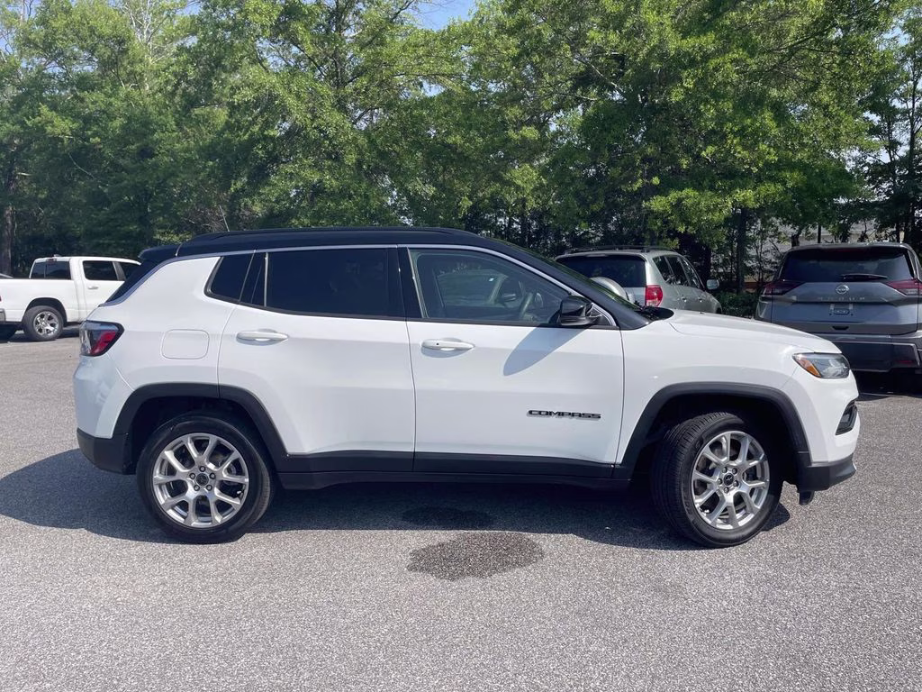 2025 Bright White Clearcoat Jeep Compass Limited 4X4 SUV