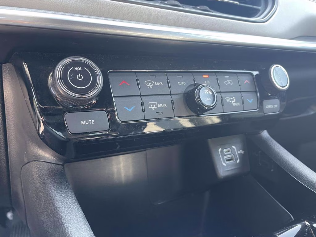 2025 Bright White Clearcoat Jeep Compass Limited 4X4 SUV