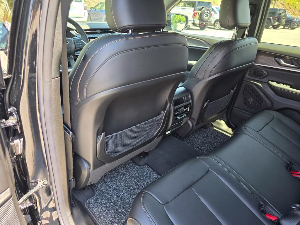 2026 Diamond Black Crystal Pearlcoat Jeep Grand Cherokee Limited 4X4 SUV