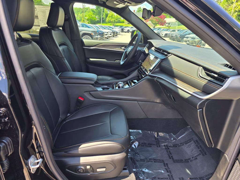 2026 Diamond Black Crystal Pearlcoat Jeep Grand Cherokee Limited 4X4 SUV