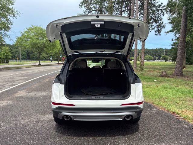 2025 White Metallic Lincoln Corsair Premiere FWD SUV