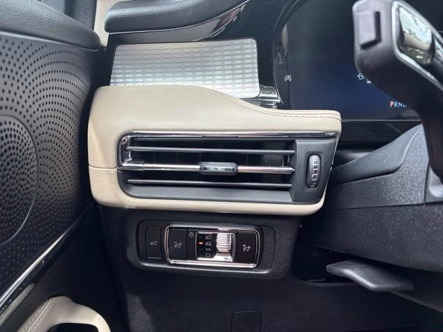 2025 White Metallic Lincoln Corsair Premiere FWD SUV