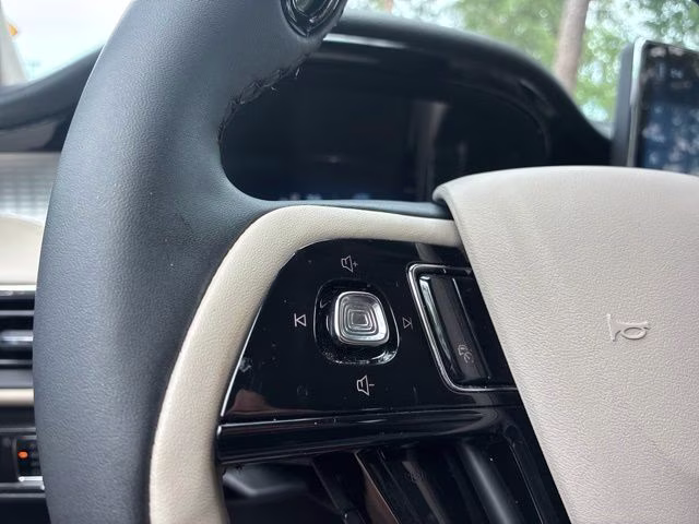 2025 White Metallic Lincoln Corsair Premiere FWD SUV