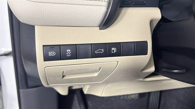 2018 Pearl Toyota Camry XLE FWD Sedan