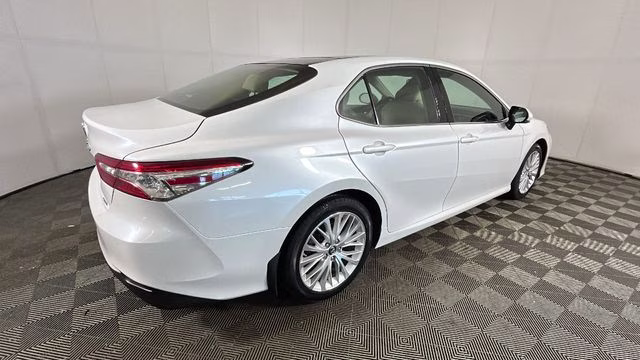 2018 Pearl Toyota Camry XLE FWD Sedan