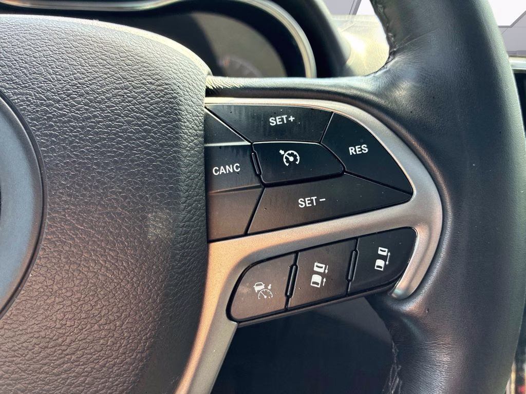 2020 Diamond Black Crystal Pearlcoat Jeep Grand Cherokee Overland 4X4 SUV
