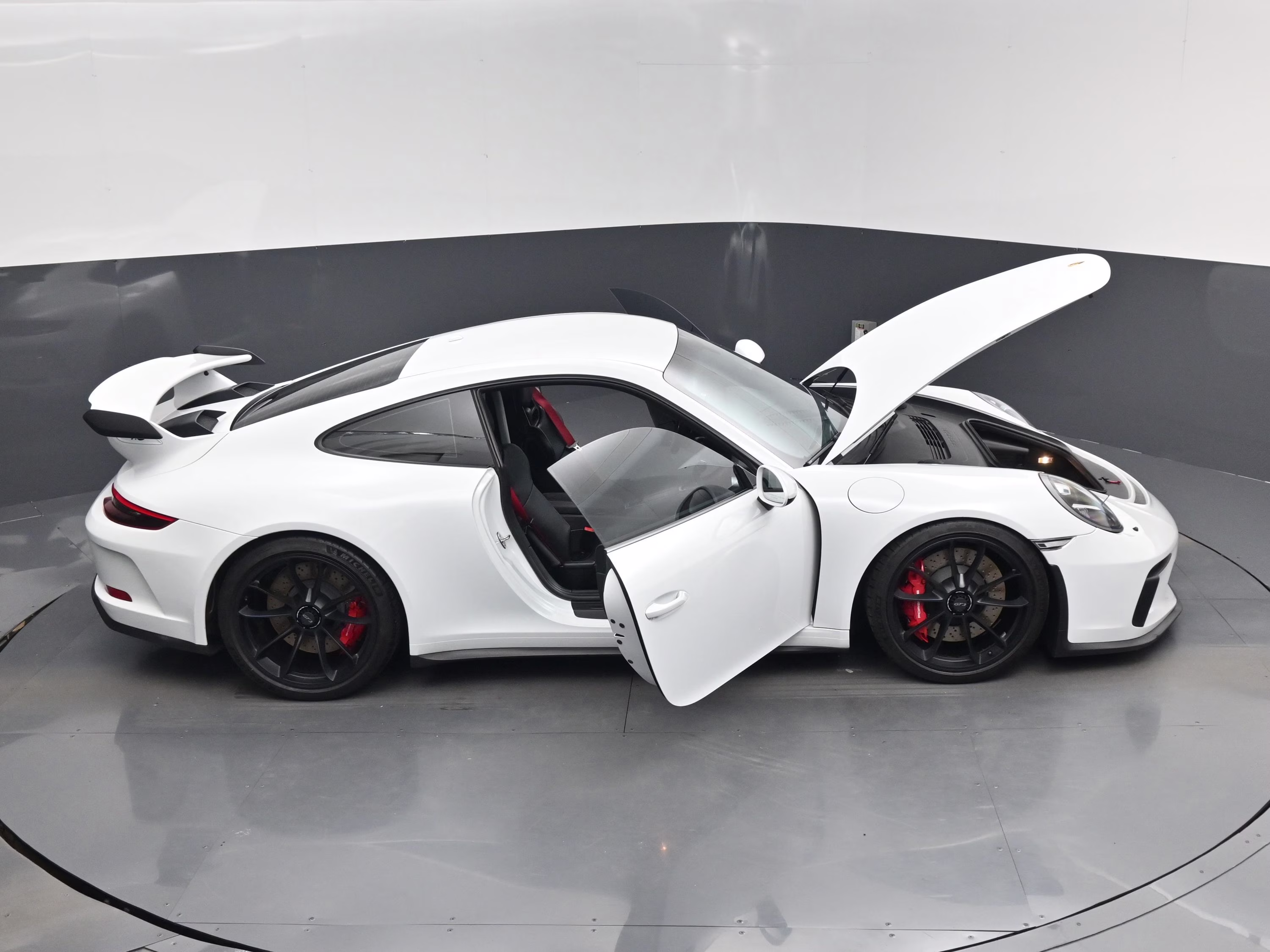 2018 White Porsche 911 GT3 RWD Coupe