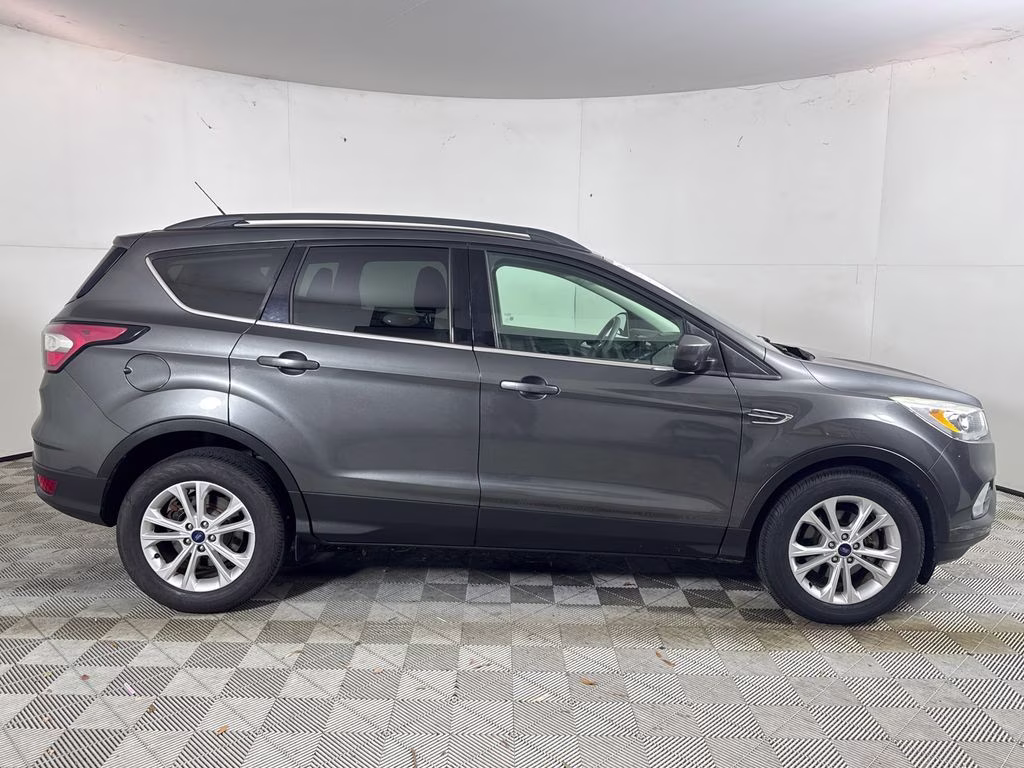 2017 Magnetic Ford Escape SE FWD SUV