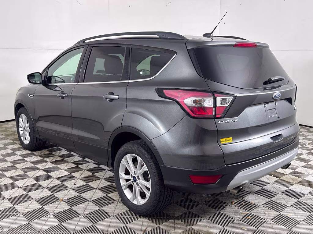 2017 Magnetic Ford Escape SE FWD SUV