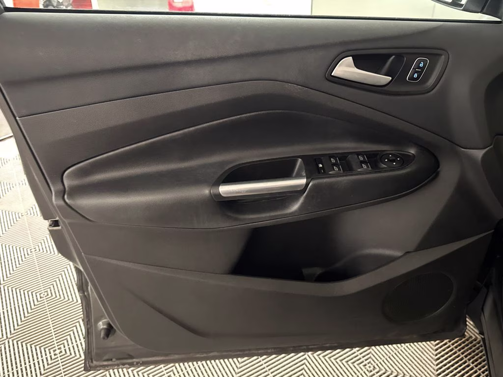 2017 Magnetic Ford Escape SE FWD SUV
