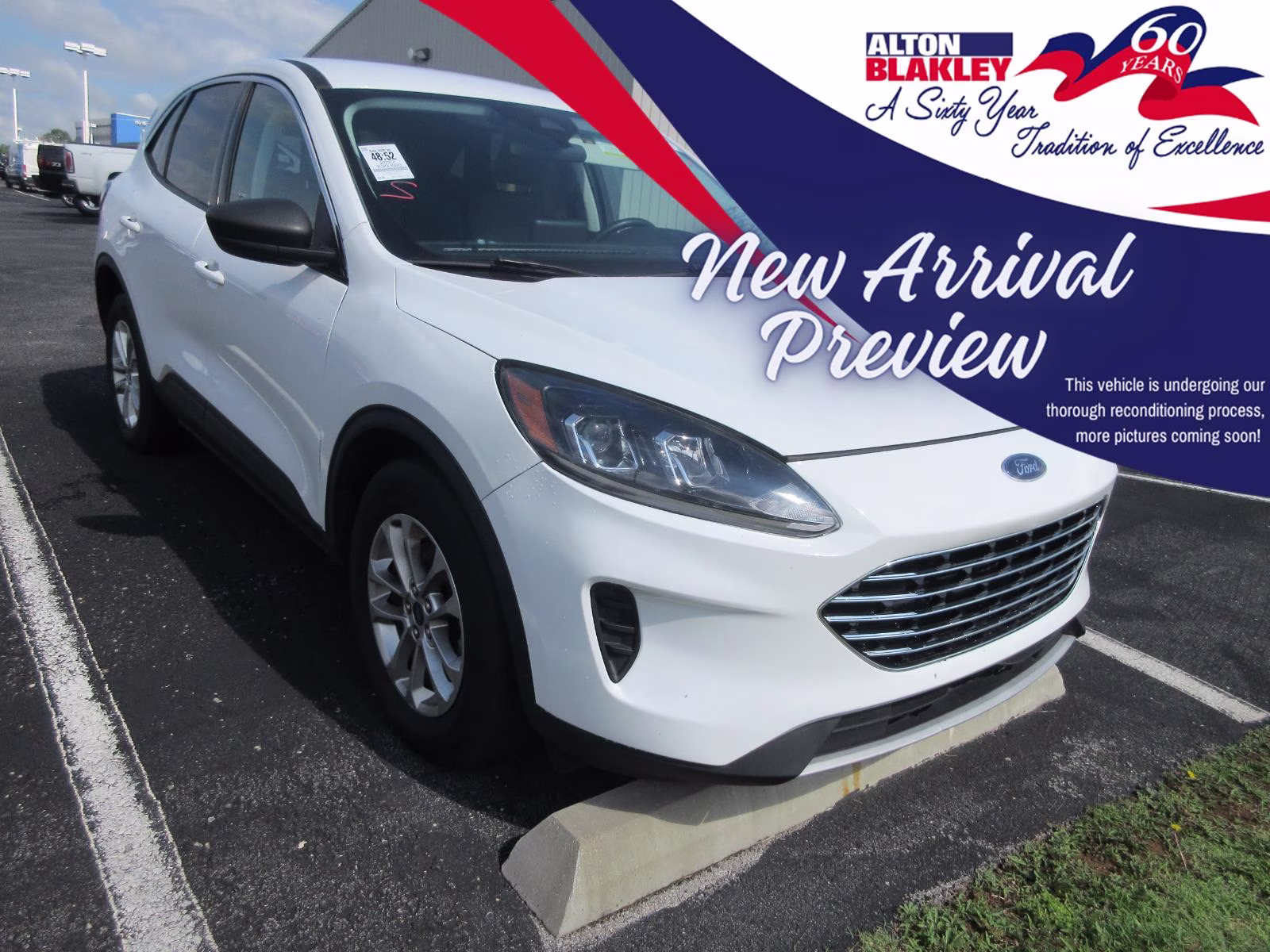 2022 Oxford White Ford Escape SE AWD SUV