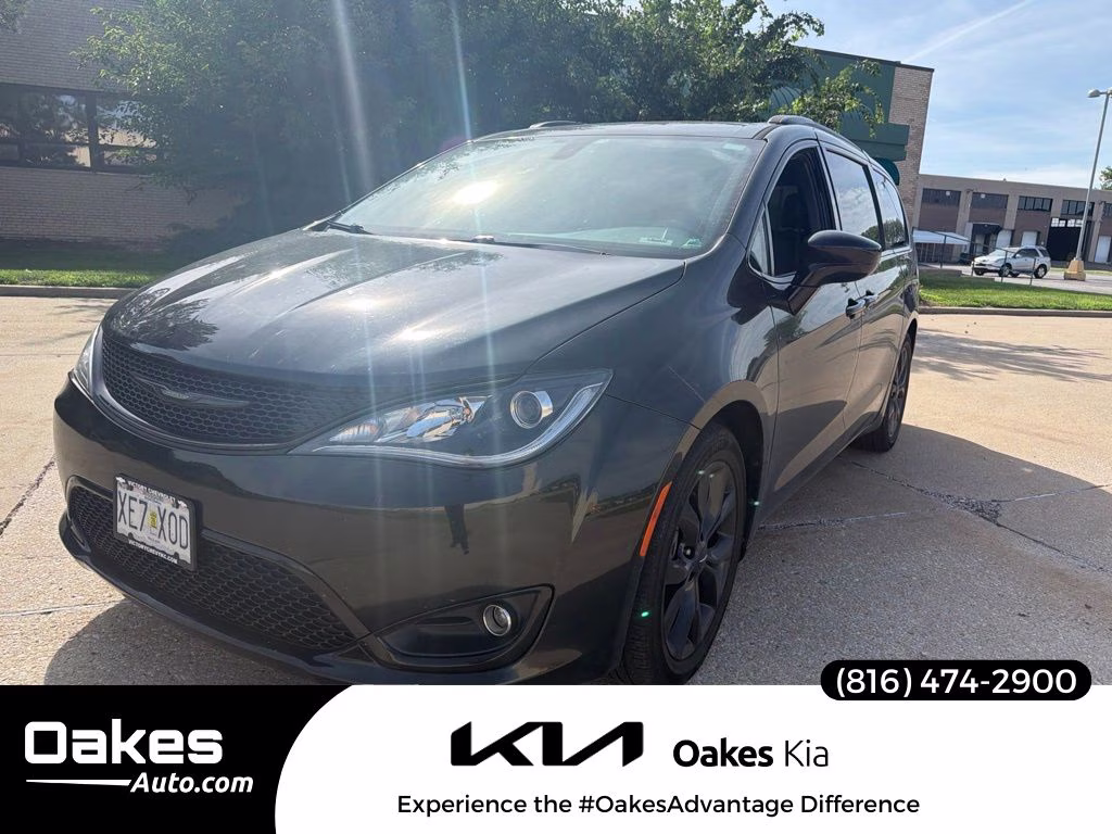 2018 Brilliant Black Crystal Pearlcoat Chrysler Pacifica Touring Plus FWD Van