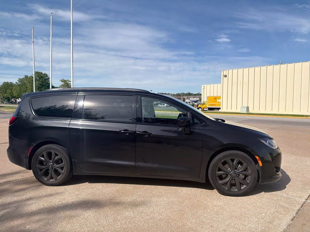 2018 Brilliant Black Crystal Pearlcoat Chrysler Pacifica Touring Plus FWD Van