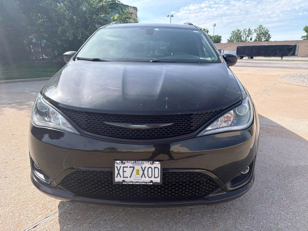 2018 Brilliant Black Crystal Pearlcoat Chrysler Pacifica Touring Plus FWD Van