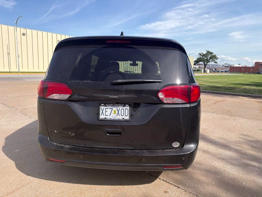 2018 Brilliant Black Crystal Pearlcoat Chrysler Pacifica Touring Plus FWD Van