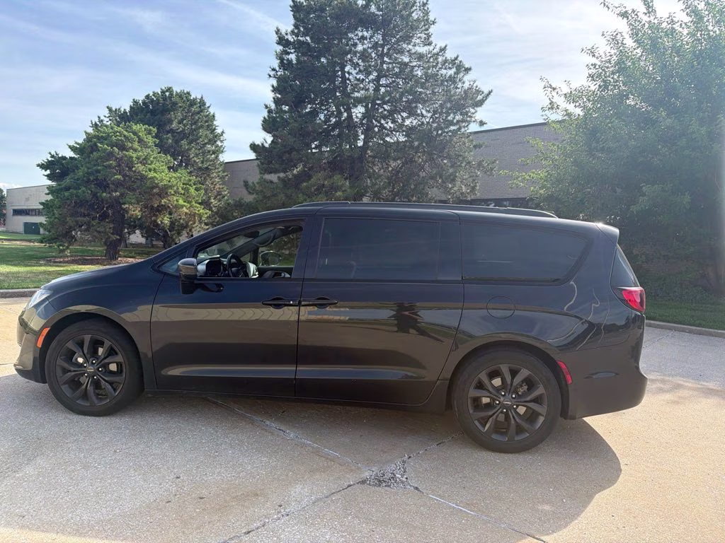 2018 Brilliant Black Crystal Pearlcoat Chrysler Pacifica Touring Plus FWD Van