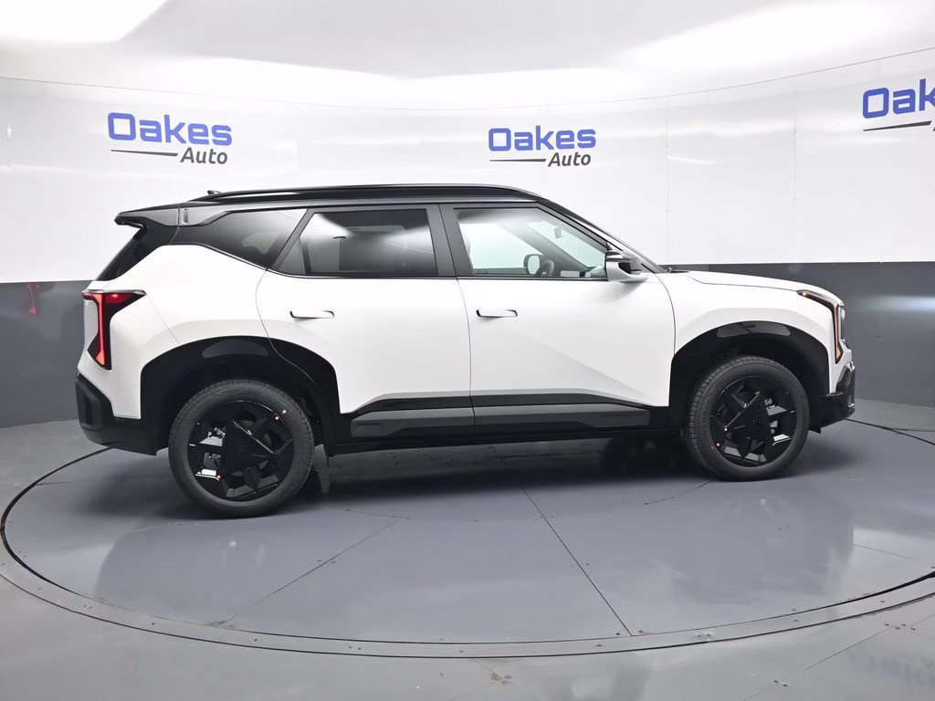 2027 Snow White Pearl Kia Seltos X-Line S AWD SUV