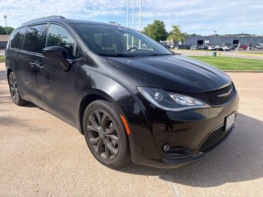 2018 Brilliant Black Crystal Pearlcoat Chrysler Pacifica Touring Plus FWD Van