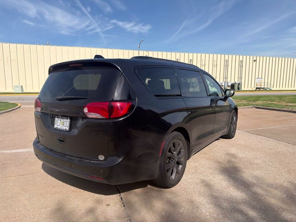 2018 Brilliant Black Crystal Pearlcoat Chrysler Pacifica Touring Plus FWD Van