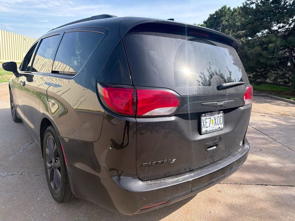 2018 Brilliant Black Crystal Pearlcoat Chrysler Pacifica Touring Plus FWD Van