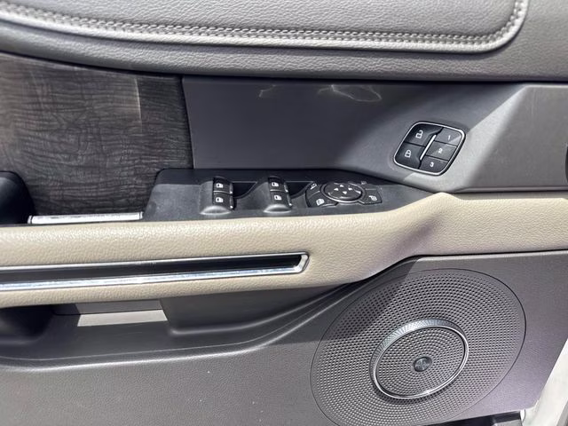 2019 White Platinum Clearcoat Metallic Ford Expedition Limited RWD SUV
