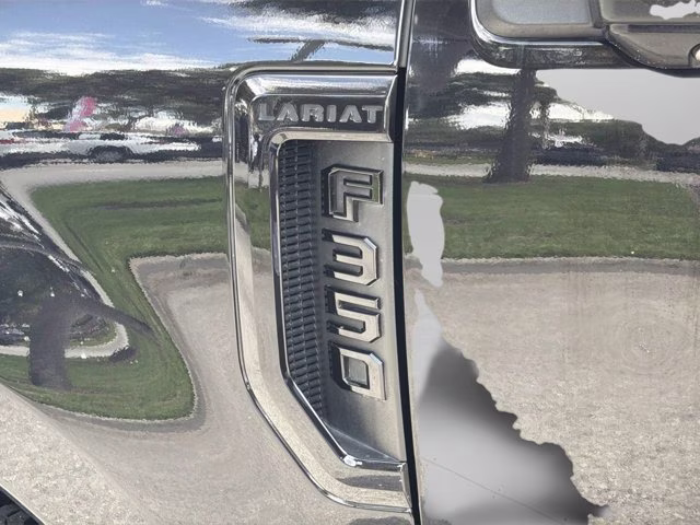 2019 Black Metallic Ford Super Duty F-350 SRW Lariat 4X4 Truck