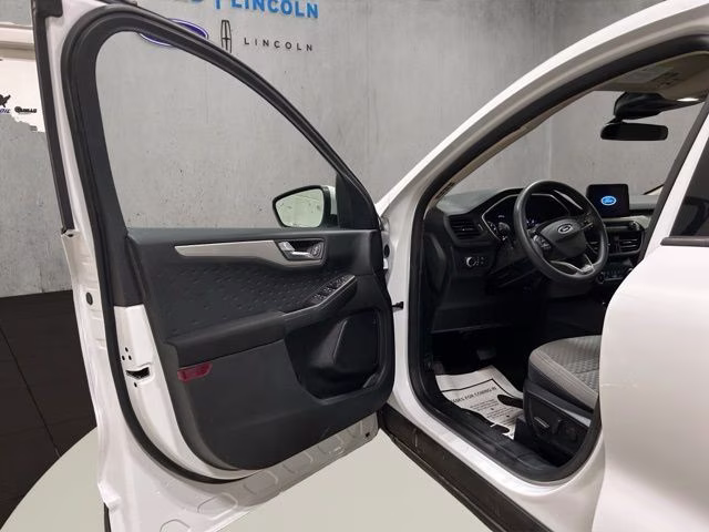 2020 Oxford White Ford Escape SE AWD SUV
