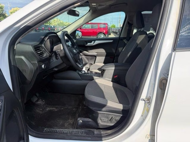 2020 Oxford White Ford Escape SE AWD SUV