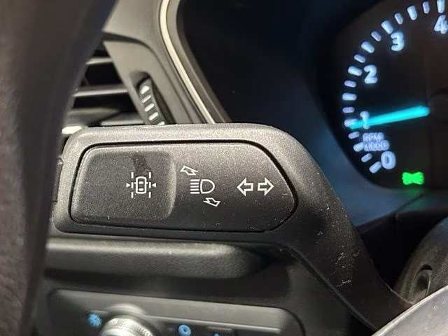 2020 Oxford White Ford Escape SE AWD SUV
