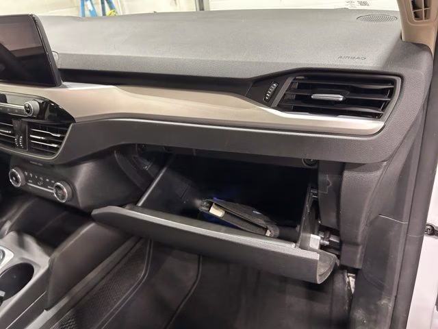 2020 Oxford White Ford Escape SE AWD SUV