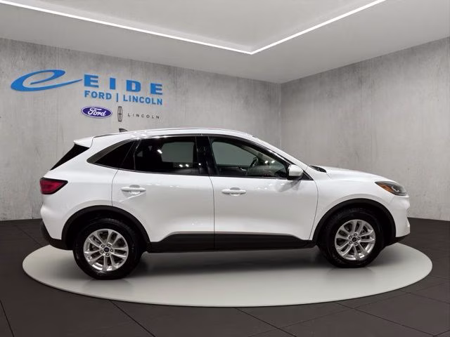 2020 Oxford White Ford Escape SE AWD SUV