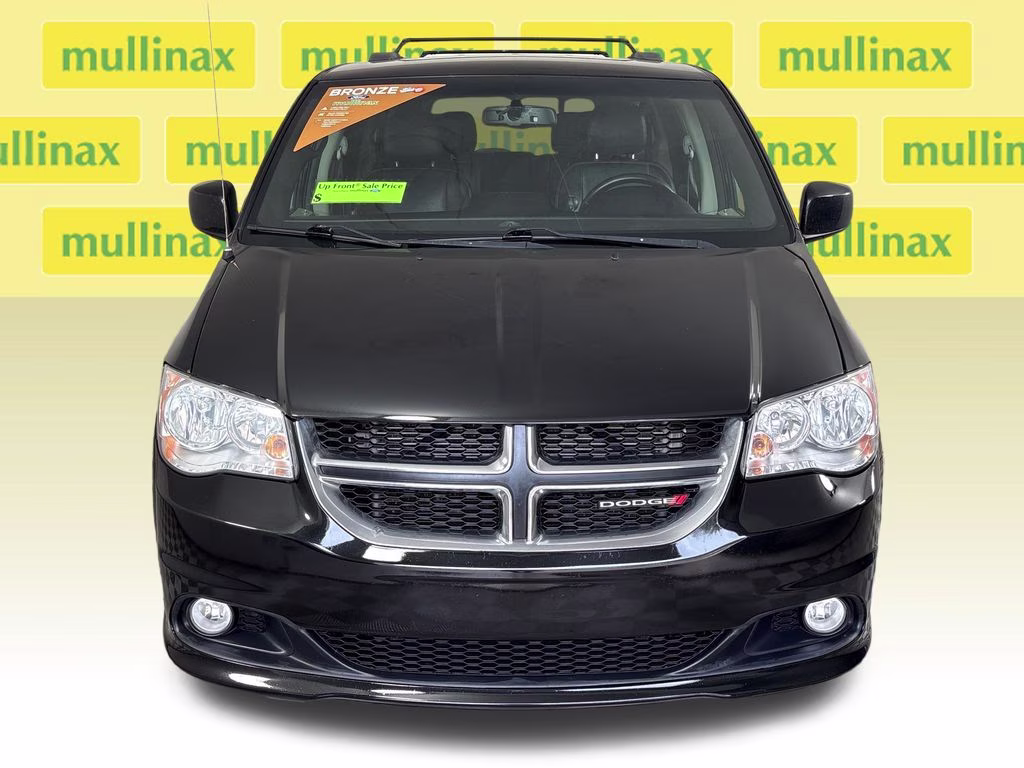 2017 Brilliant Black Crystal Pearlcoat Dodge Grand Caravan SXT FWD Van