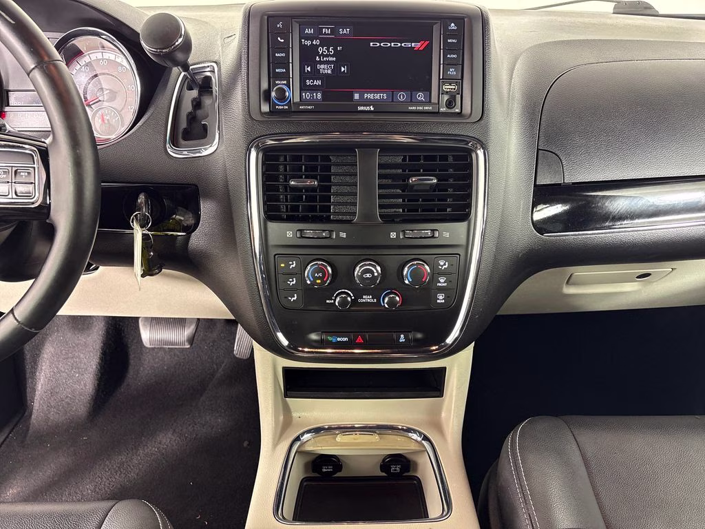 2017 Brilliant Black Crystal Pearlcoat Dodge Grand Caravan SXT FWD Van