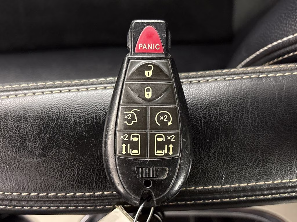 2017 Brilliant Black Crystal Pearlcoat Dodge Grand Caravan SXT FWD Van
