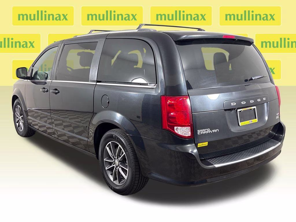 2017 Brilliant Black Crystal Pearlcoat Dodge Grand Caravan SXT FWD Van