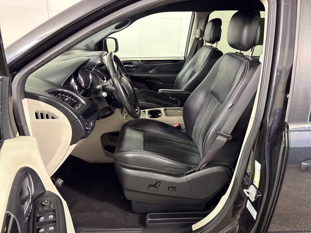 2017 Brilliant Black Crystal Pearlcoat Dodge Grand Caravan SXT FWD Van